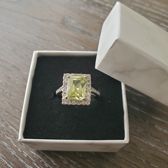 Canary yellow cushion cut diamond - Picture 5 of 12
